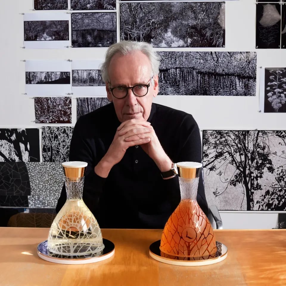 Jan Hendrix con familia de botellas Loco Hierofante