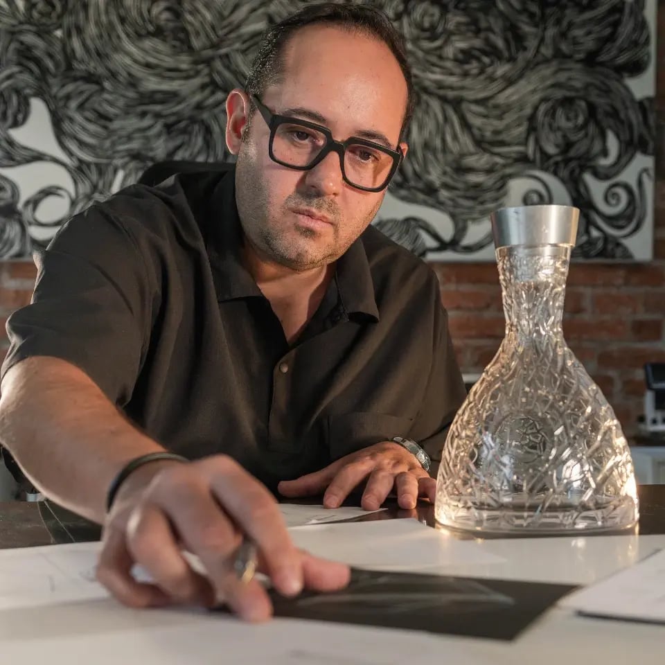 Iker Ortiza con diseño de botella Loco Hierofante